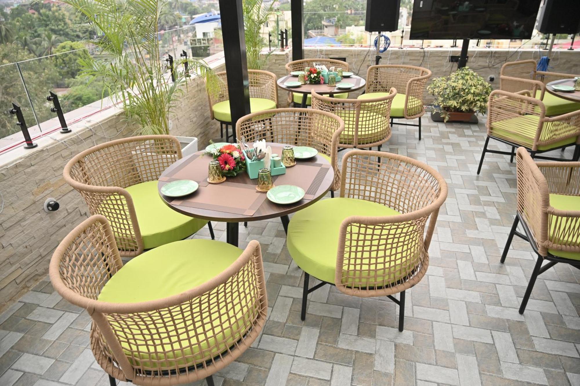 Hotel Heavens Garden Empire Guwahati Exterior foto